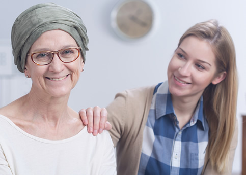 Mujer con cancer de cabeza y buena higiene dental