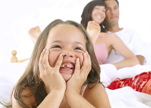 Niña pequeña, dientes de leche con caries