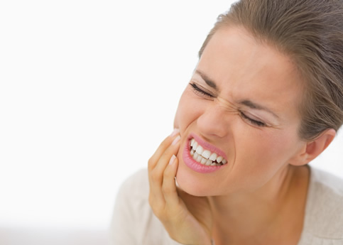 Mujer con dolor temporomandibular