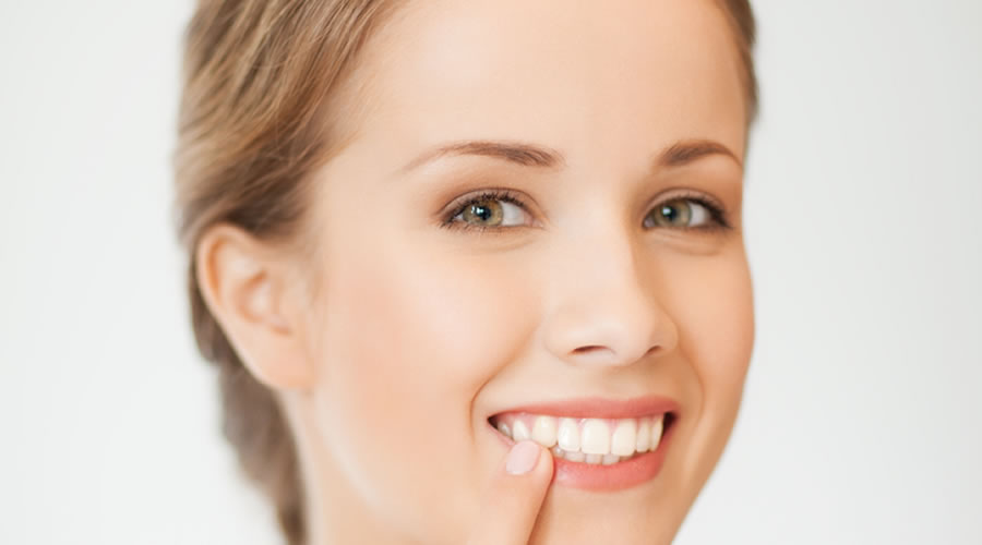 mujer con incrustacion dental