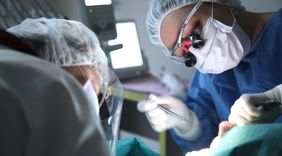 cirurgia dental - apicectomia Barcelona